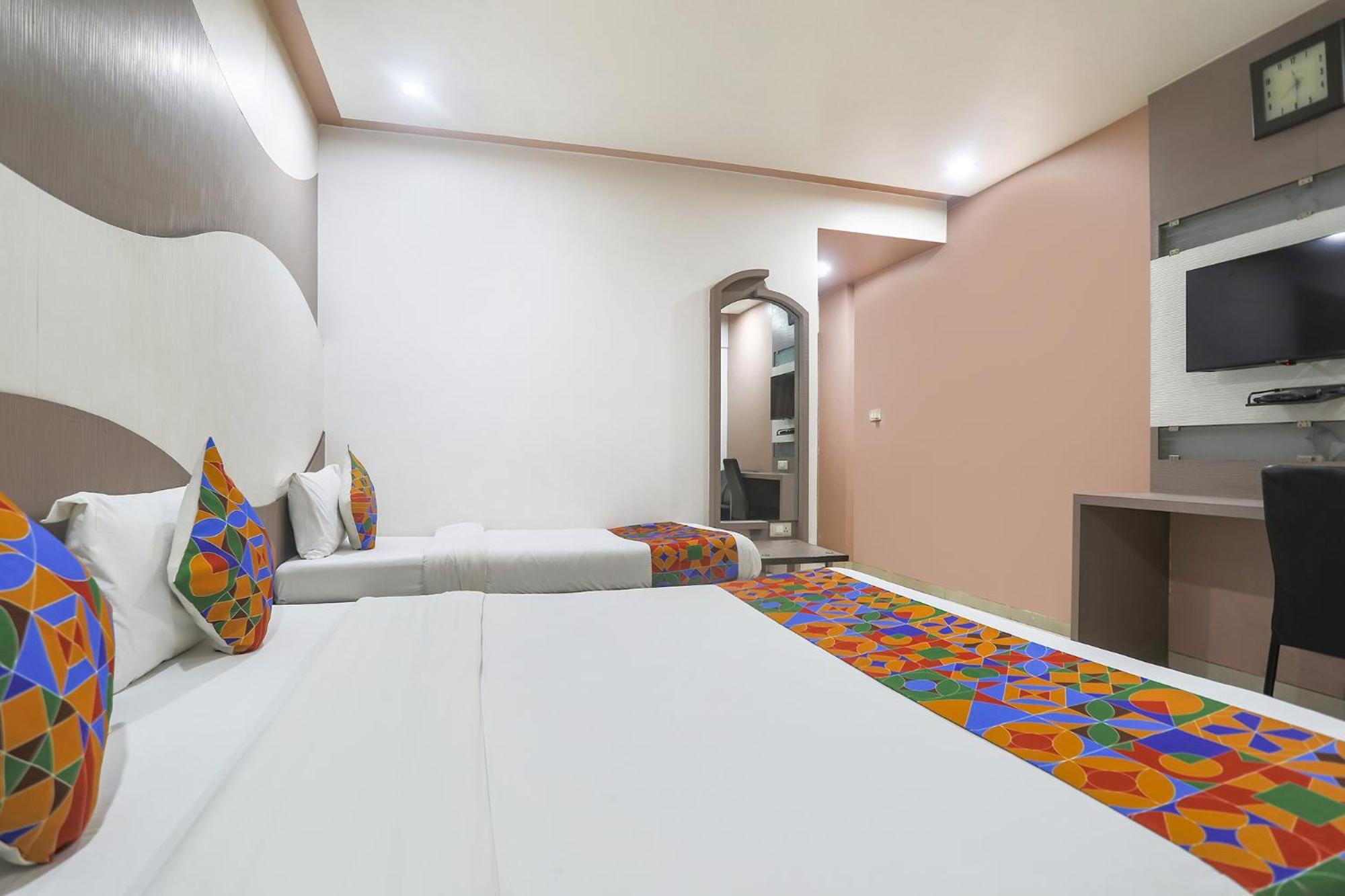 Hotel Merit Surat Exterior photo