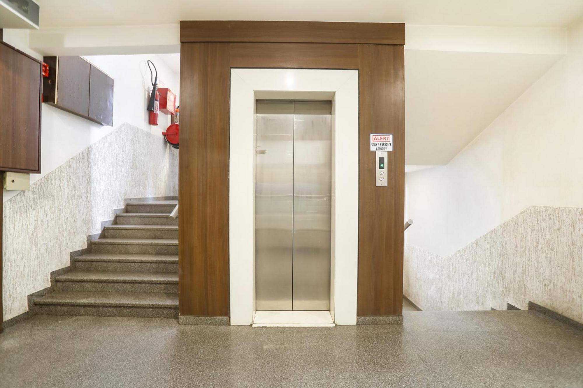 Hotel Merit Surat Exterior photo